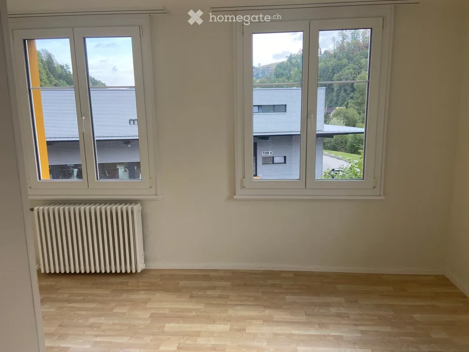Charmante helle 4.5-Zimmer-Altbauwohnung mit Balkon in Necker