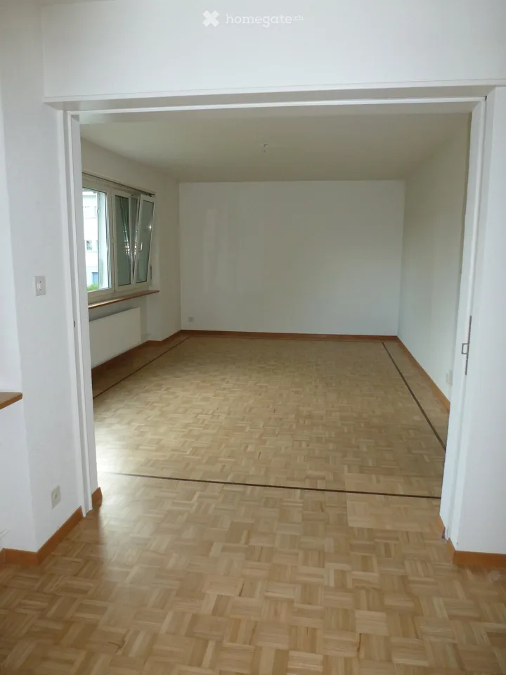 Helle 4.5-Zimmer-Wohnung mit Balkon in Glattbrugg