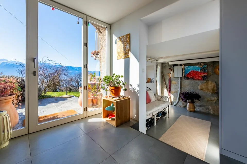 Renovated character house with panoramic views of the lake and the Alps