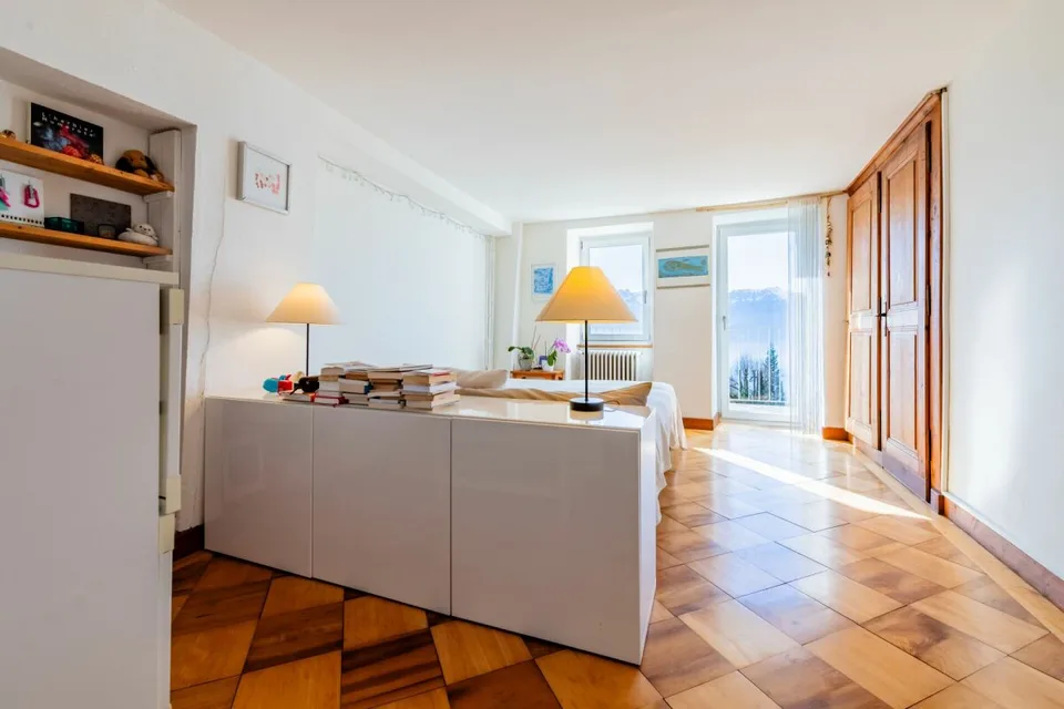 Renovated character house with panoramic views of the lake and the Alps