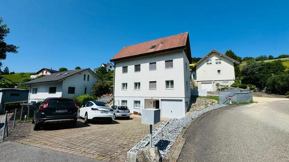 Ampia casa di 5,5 locali con garage, 4 posti auto esterni e terrazza sul tetto