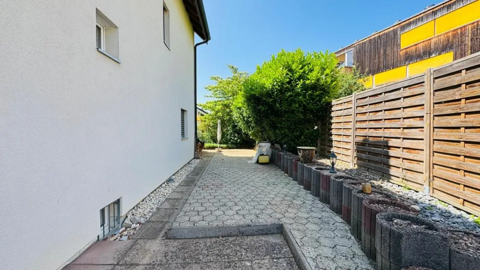 Ampia casa di 5,5 locali con garage, 4 posti auto esterni e terrazza sul tetto