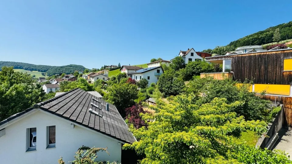 Ampia casa di 5,5 locali con garage, 4 posti auto esterni e terrazza sul tetto