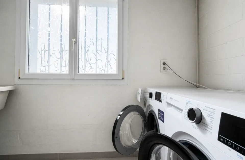 Ampia casa di 5,5 locali con garage, 4 posti auto esterni e terrazza sul tetto