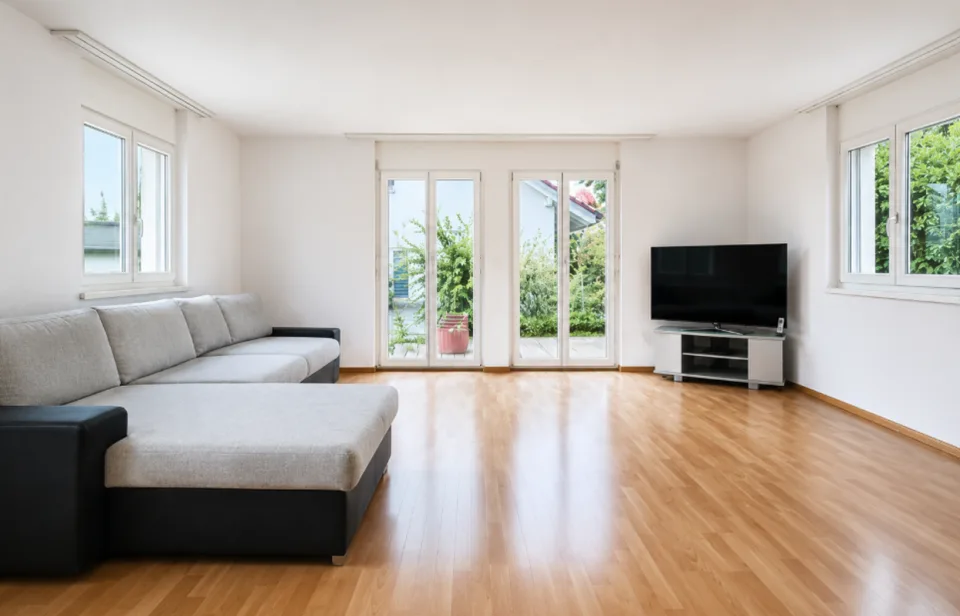 Ampia casa di 5,5 locali con garage, 4 posti auto esterni e terrazza sul tetto