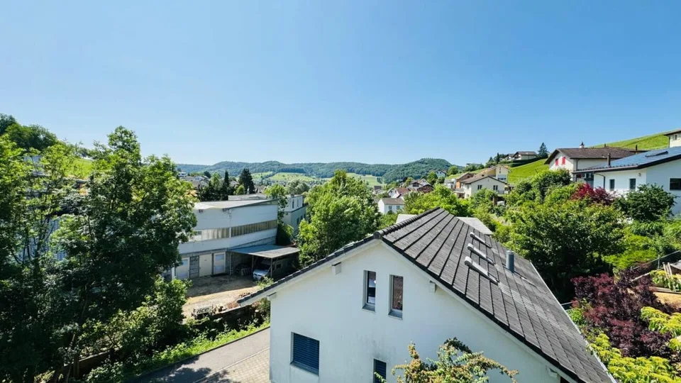 Ampia casa di 5,5 locali con garage, 4 posti auto esterni e terrazza sul tetto