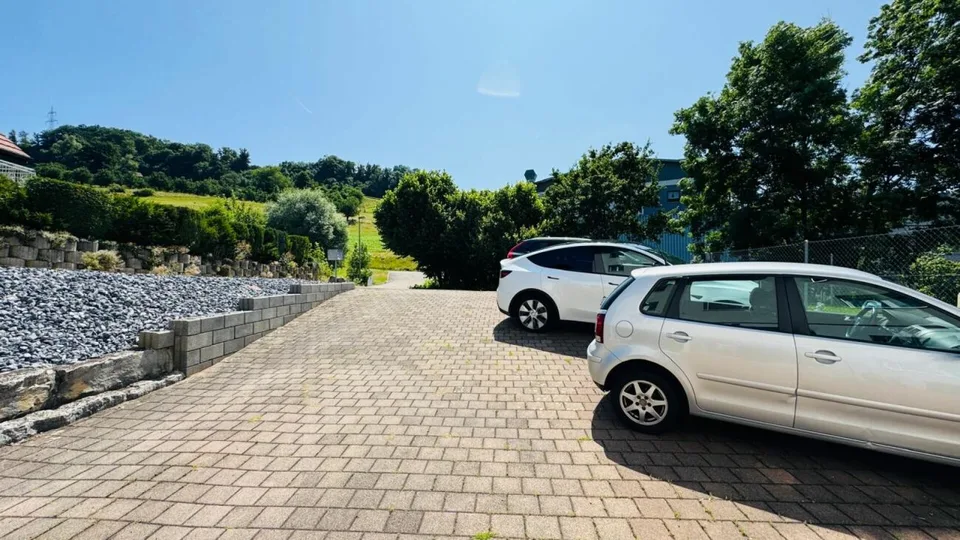 Ampia casa di 5,5 locali con garage, 4 posti auto esterni e terrazza sul tetto