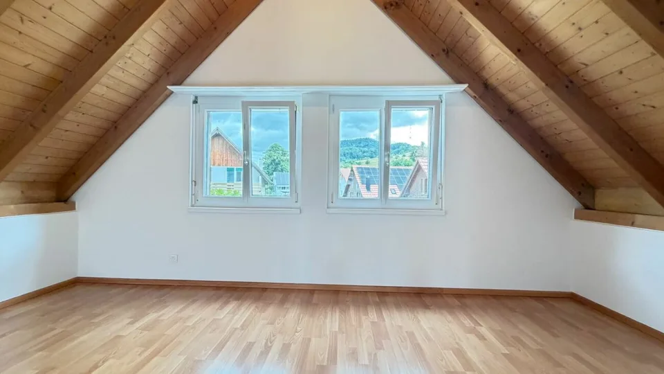 Ampia casa di 5,5 locali con garage, 4 posti auto esterni e terrazza sul tetto