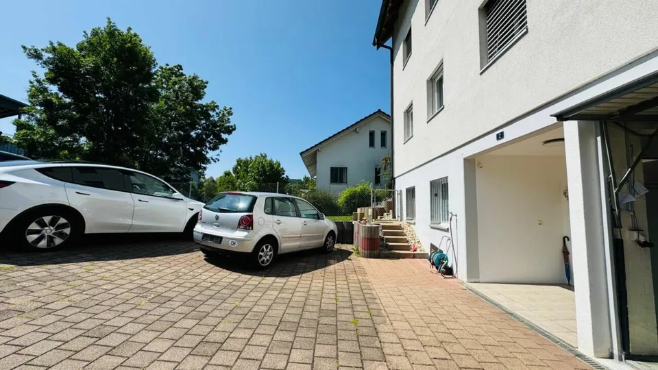 Ampia casa di 5,5 locali con garage, 4 posti auto esterni e terrazza sul tetto
