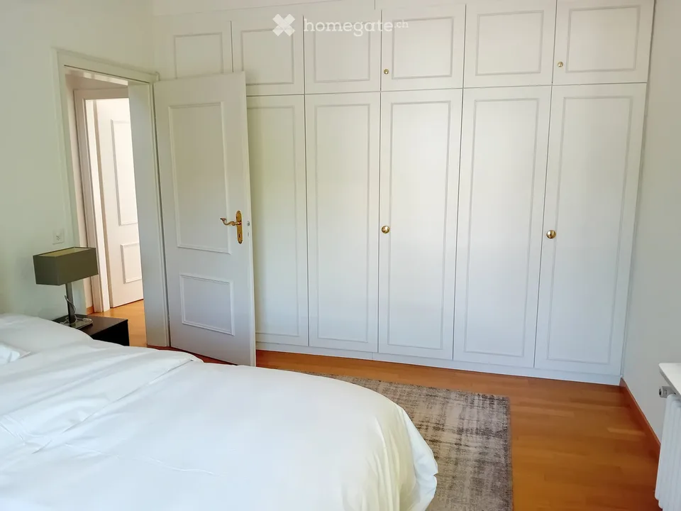 Beautifully located 6-room villa with lake access