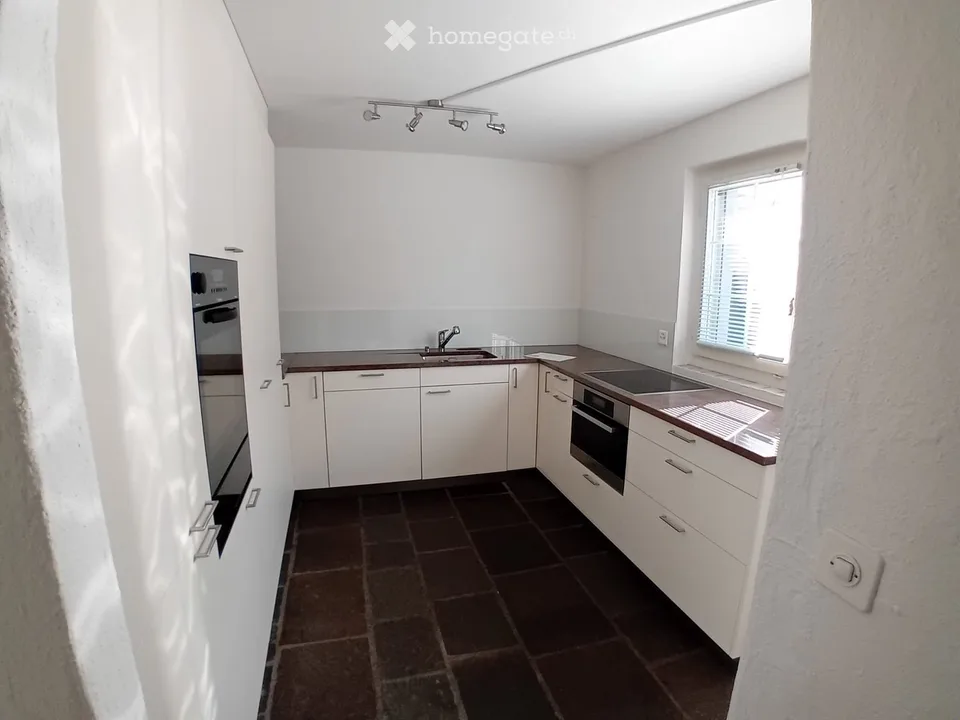 Beautifully located 6-room villa with lake access