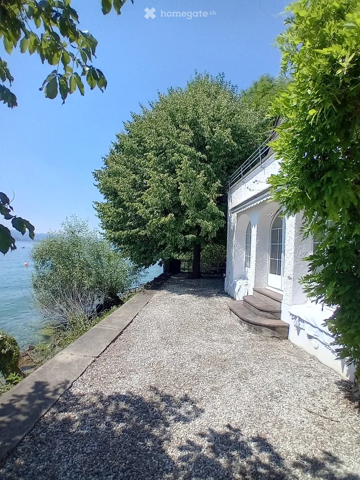 Beautifully located 6-room villa with lake access