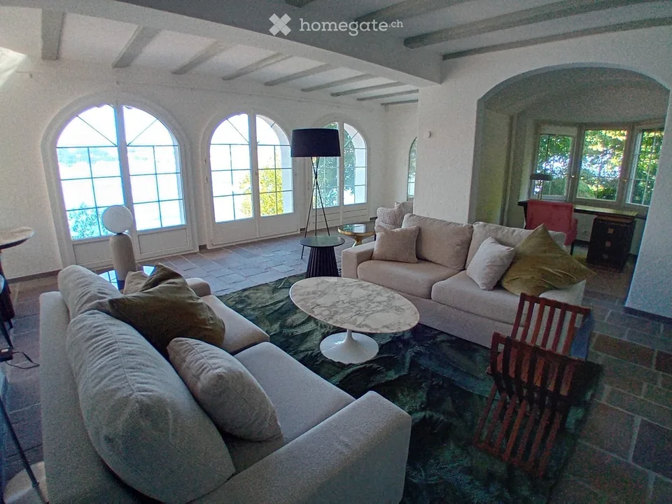 Beautifully located 6-room villa with lake access
