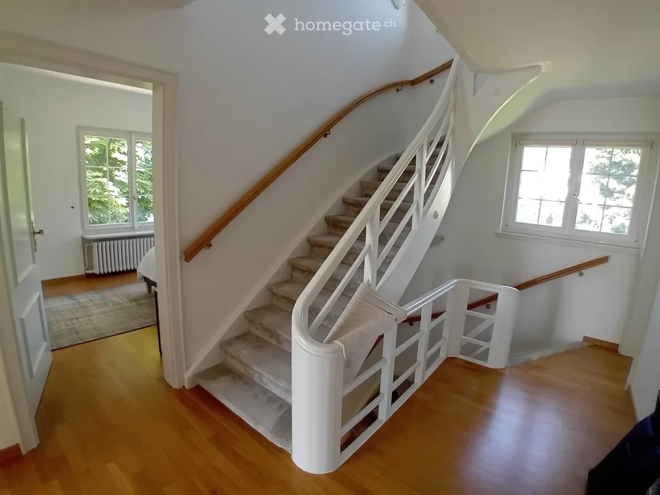 Beautifully located 6-room villa with lake access