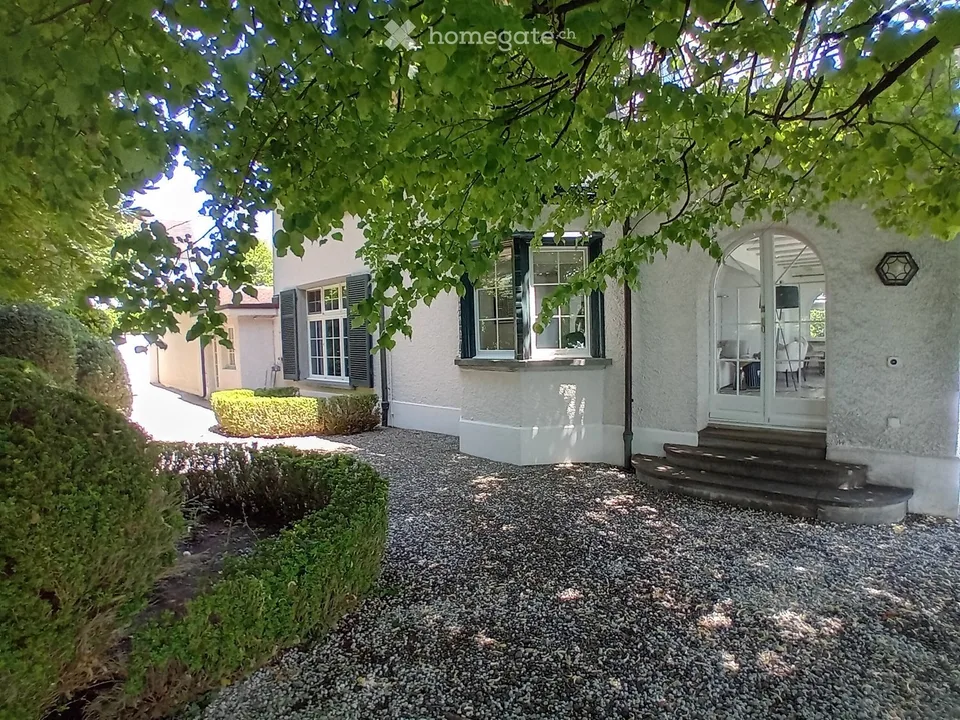 Beautifully located 6-room villa with lake access