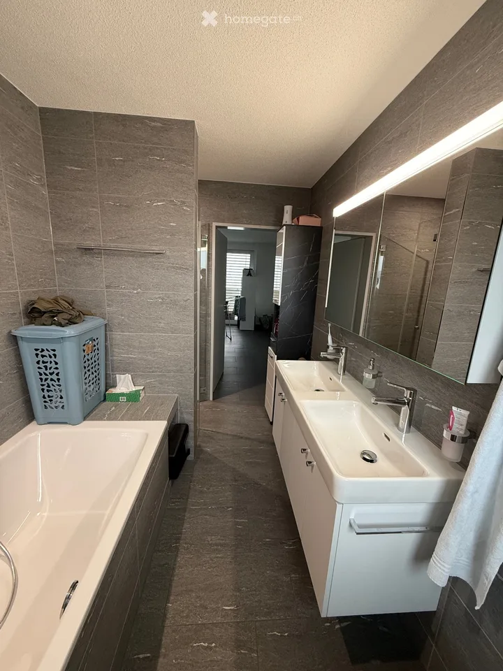 Appartement attique moderne 2.5 pièces avec terrasse & ascenseur