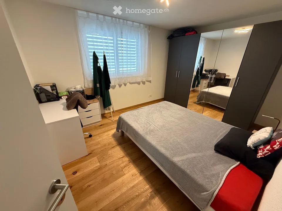 Appartement attique moderne 2.5 pièces avec terrasse & ascenseur