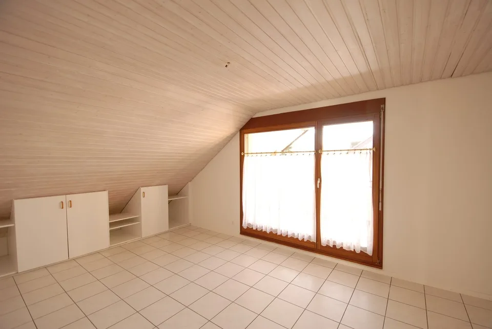 Appartement spacieux 4½ pièces avec jardin d'hiver et cheminée à Reinach