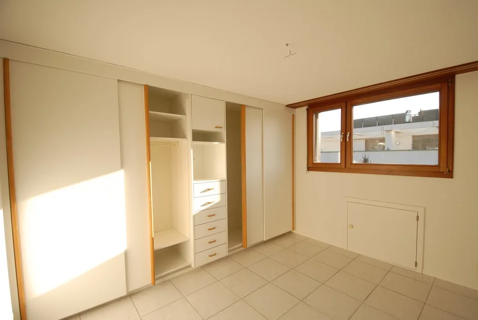Appartement spacieux 4½ pièces avec jardin d'hiver et cheminée à Reinach