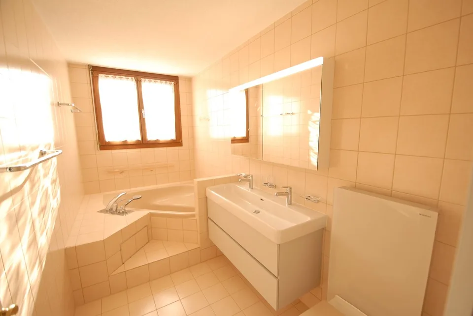 Appartement spacieux 4½ pièces avec jardin d'hiver et cheminée à Reinach