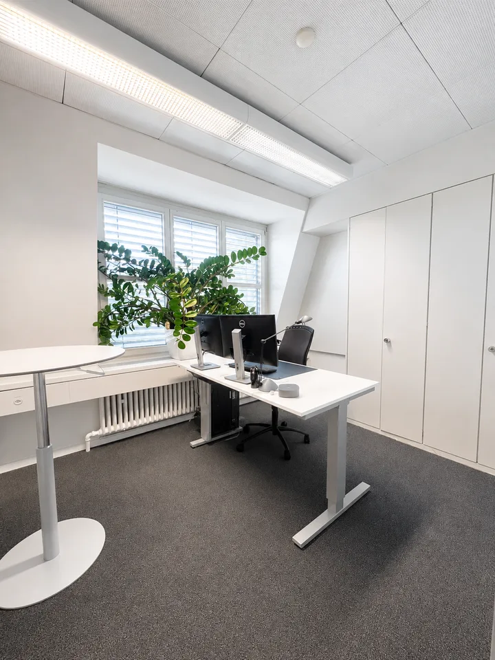 Ready-to-occupy office space with terrace and parking