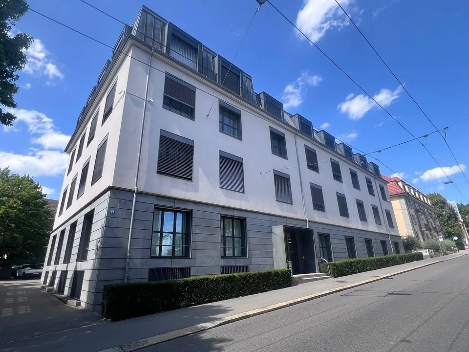 Ready-to-occupy office space with terrace and parking