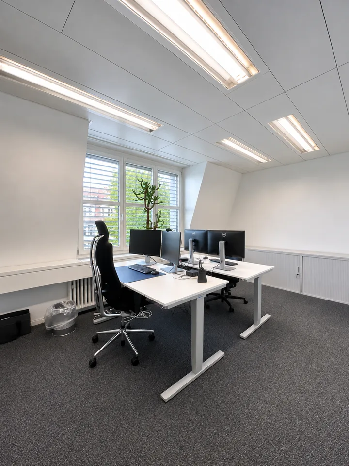 Ready-to-occupy office space with terrace and parking
