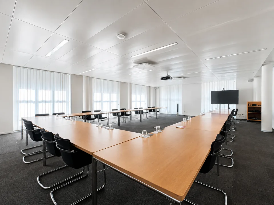 Ready-to-occupy office space with terrace and parking
