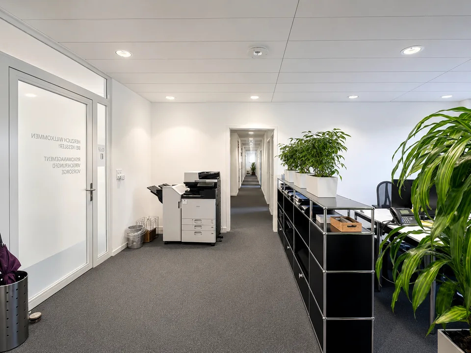 Ready-to-occupy office space with terrace and parking