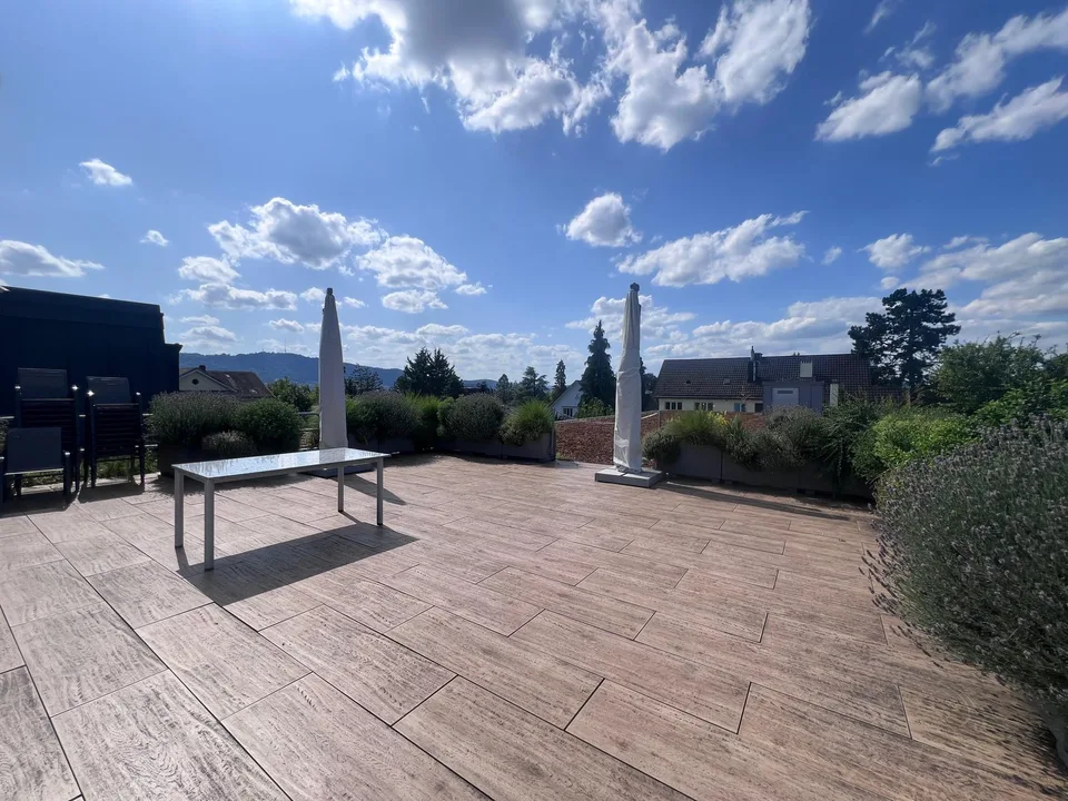 Bezugsbereite Bürofläche mit Terrasse und Parkplätzen