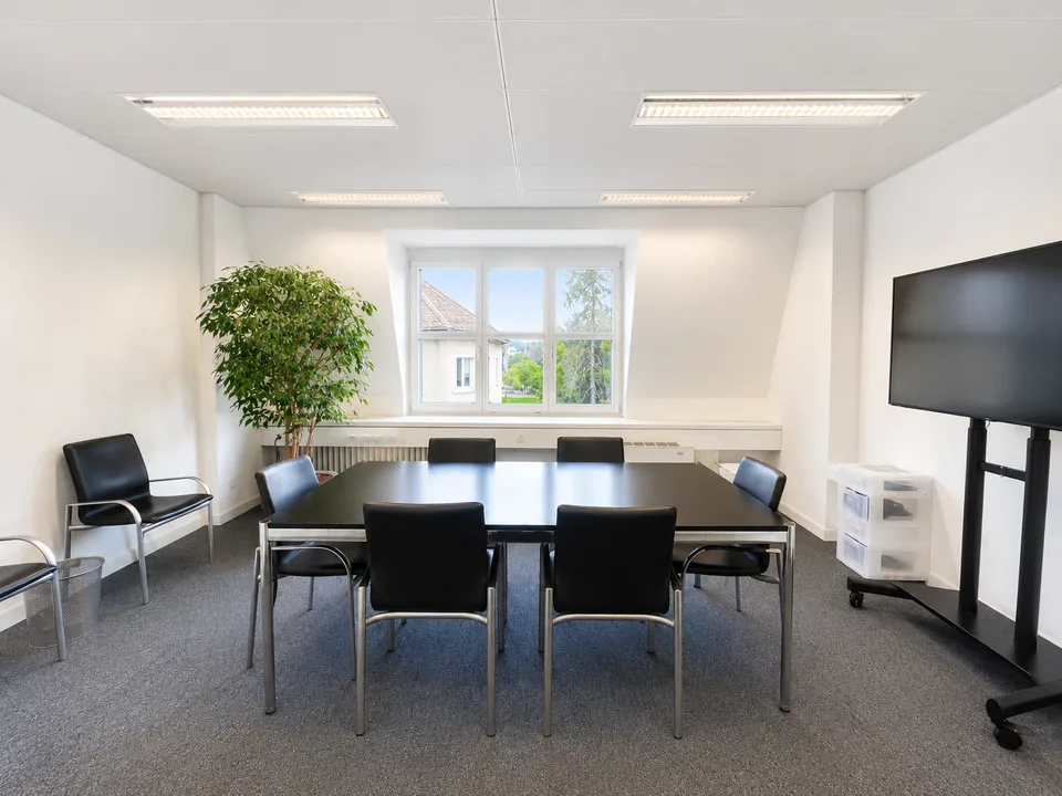 Ready-to-occupy office space with terrace and parking