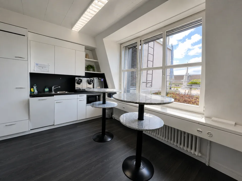 Ready-to-occupy office space with terrace and parking