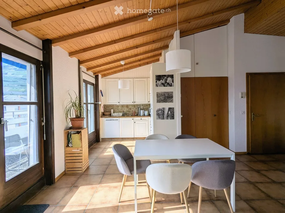 Charmant attique 2,5 pièces avec terrasse au centre de Sion