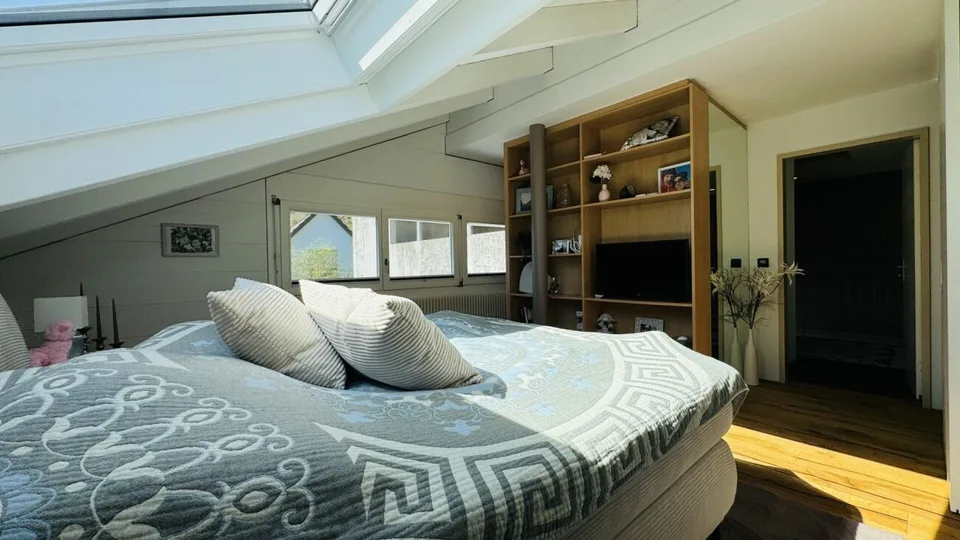 6.5-Zimmer-Architektenhaus mit Pool, Garagenbox, 3 Parkplätzen und Weitsicht