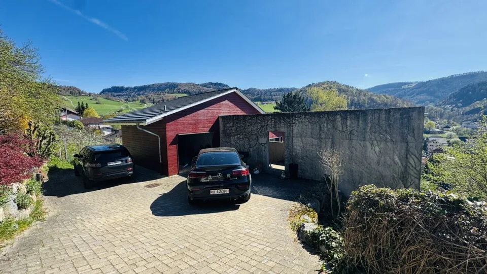 6.5-Zimmer-Architektenhaus mit Pool, Garagenbox, 3 Parkplätzen und Weitsicht