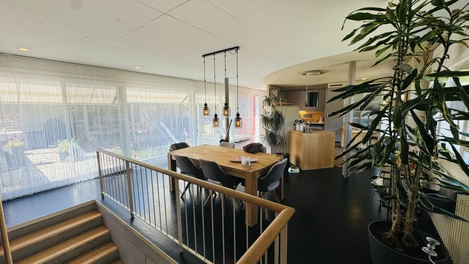 6.5-Zimmer-Architektenhaus mit Pool, Garagenbox, 3 Parkplätzen und Weitsicht