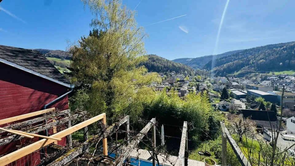 6.5-Zimmer-Architektenhaus mit Pool, Garagenbox, 3 Parkplätzen und Weitsicht
