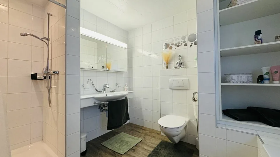 6.5-Zimmer-Architektenhaus mit Pool, Garagenbox, 3 Parkplätzen und Weitsicht