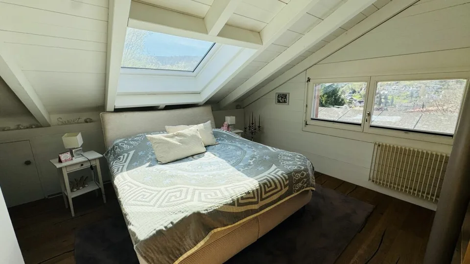6.5-Zimmer-Architektenhaus mit Pool, Garagenbox, 3 Parkplätzen und Weitsicht