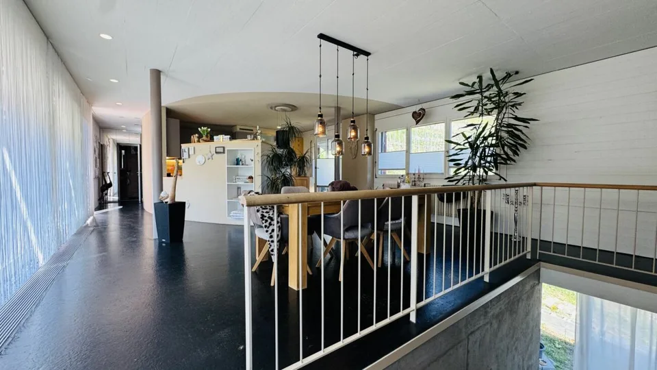 6.5-Zimmer-Architektenhaus mit Pool, Garagenbox, 3 Parkplätzen und Weitsicht