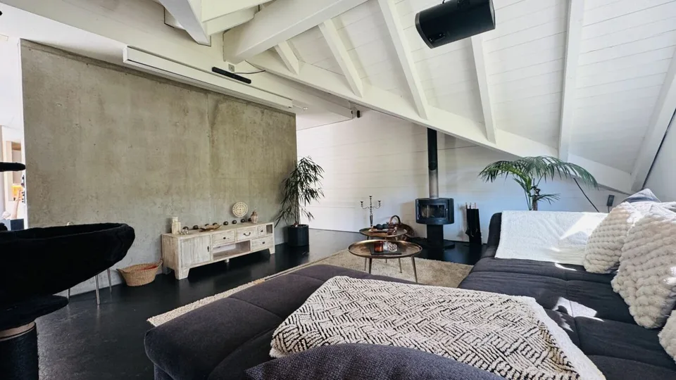 6.5-Zimmer-Architektenhaus mit Pool, Garagenbox, 3 Parkplätzen und Weitsicht