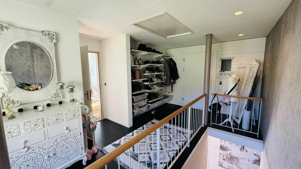 6.5-Zimmer-Architektenhaus mit Pool, Garagenbox, 3 Parkplätzen und Weitsicht