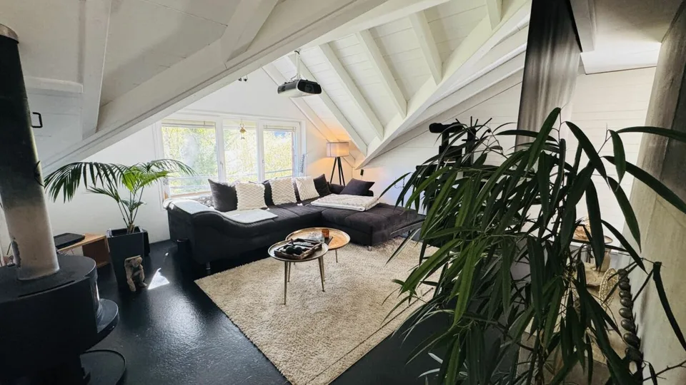 6.5-Zimmer-Architektenhaus mit Pool, Garagenbox, 3 Parkplätzen und Weitsicht
