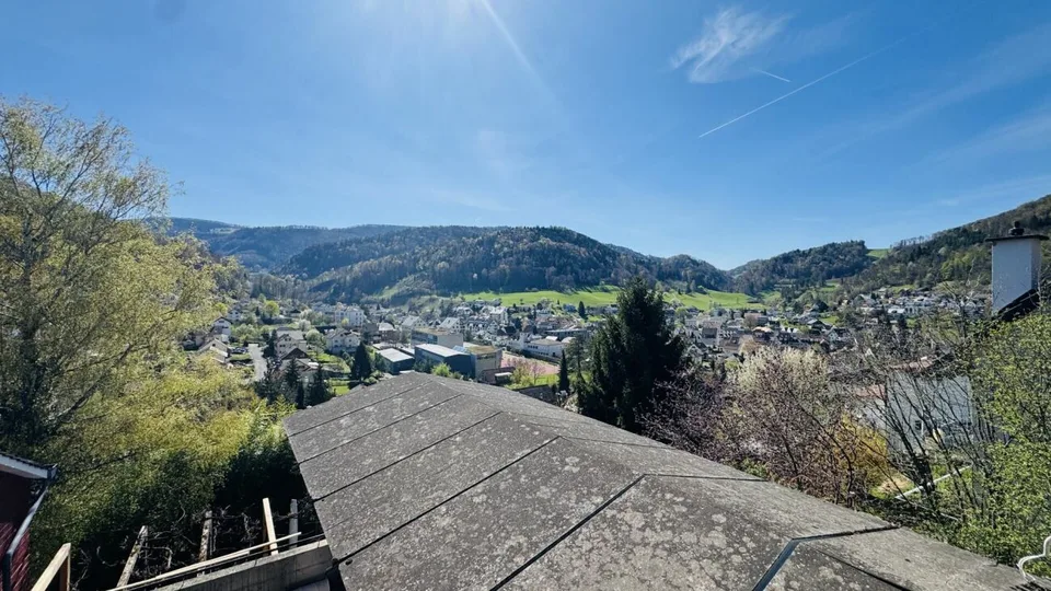 6.5-Zimmer-Architektenhaus mit Pool, Garagenbox, 3 Parkplätzen und Weitsicht