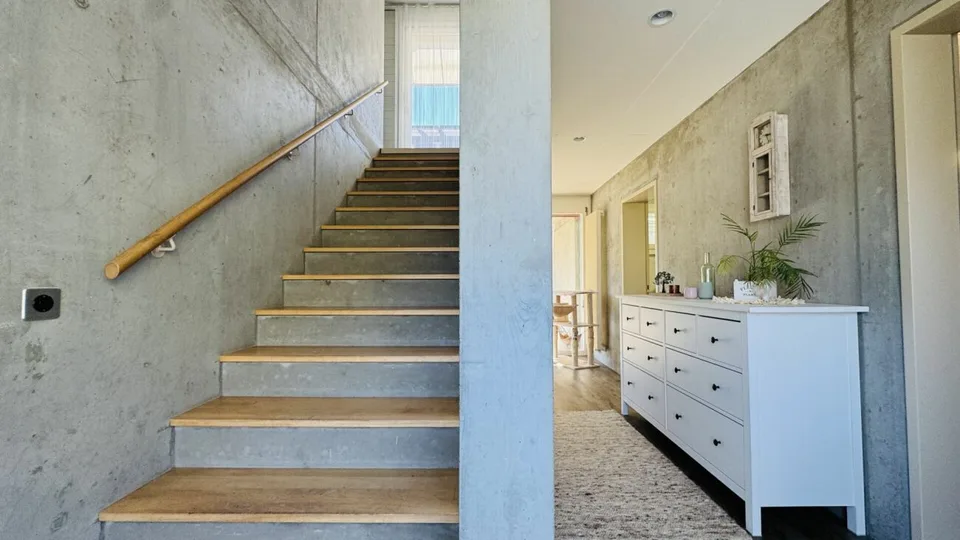 6.5-Zimmer-Architektenhaus mit Pool, Garagenbox, 3 Parkplätzen und Weitsicht
