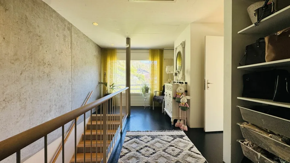 6.5-Zimmer-Architektenhaus mit Pool, Garagenbox, 3 Parkplätzen und Weitsicht