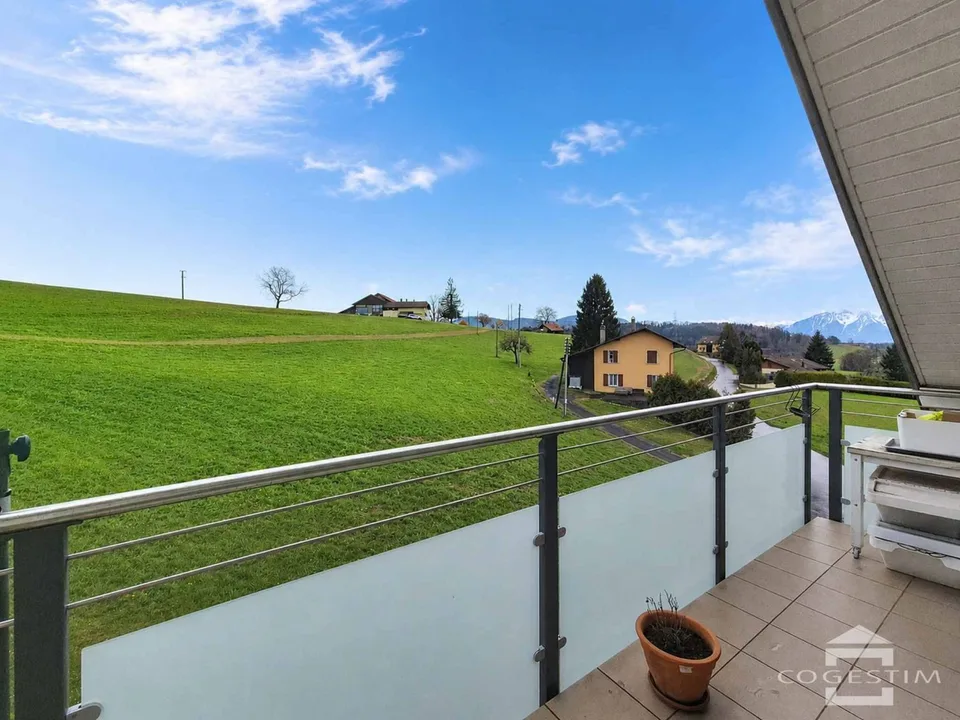 A bright 4.5-room apartment open to the countryside