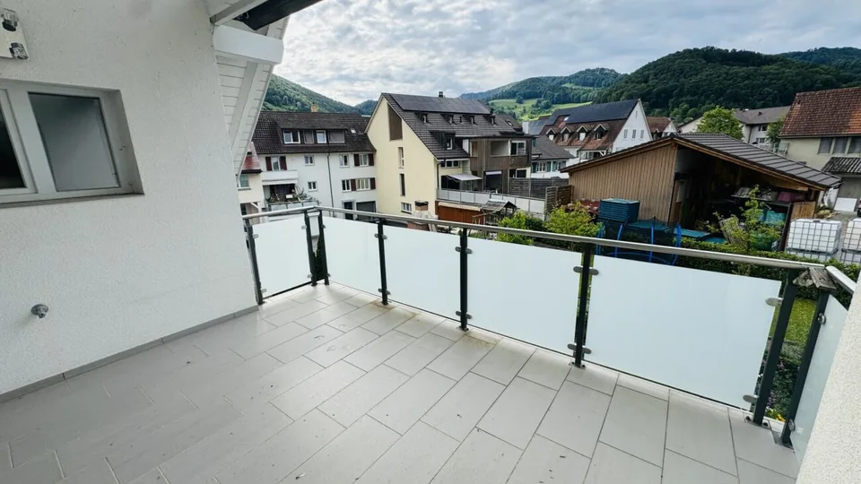 4.5-room maisonette with balcony, 2 wet cells, 2 underground parking spaces, laundry tower, and basement