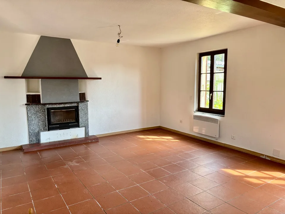 Casa indipendente con ampio giardino e posteggio