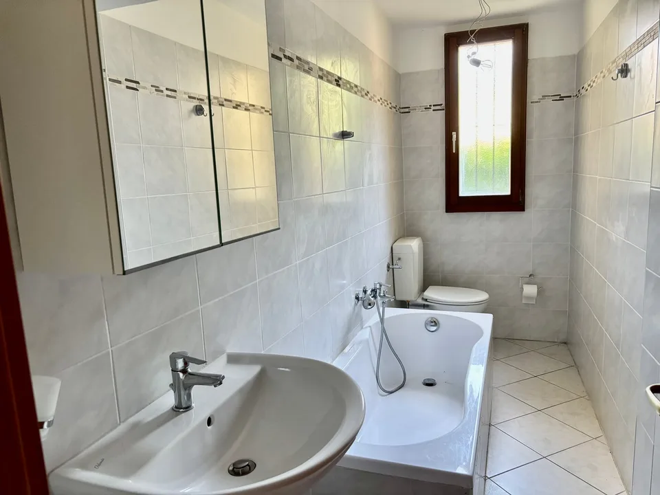 Casa indipendente con ampio giardino e posteggio